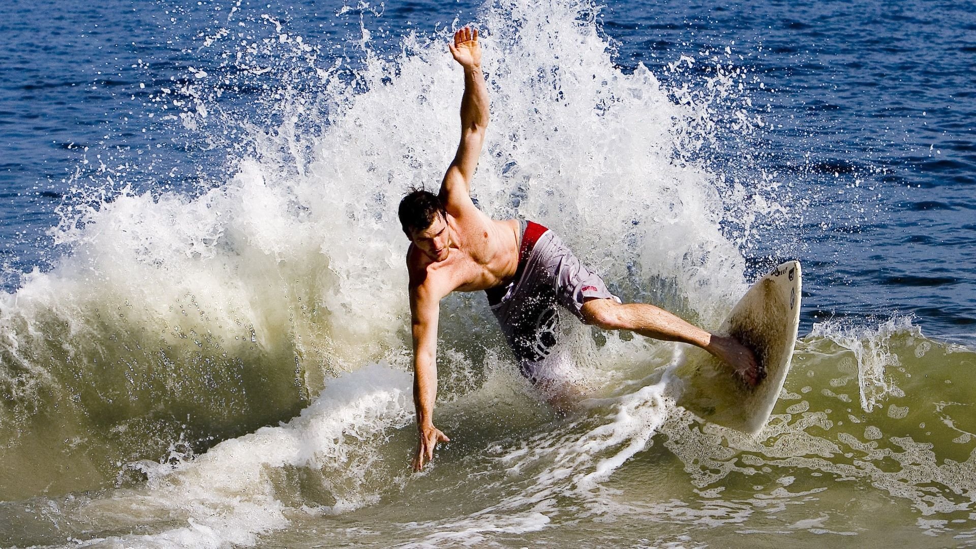 英超争冠焦点战，当绿茵场上的悬念，遇见篮球场上的一波流